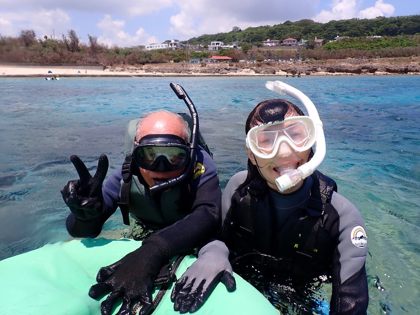 天然水族感の穏やかな水面で自然体験シュノーケルを楽しむ参加者
