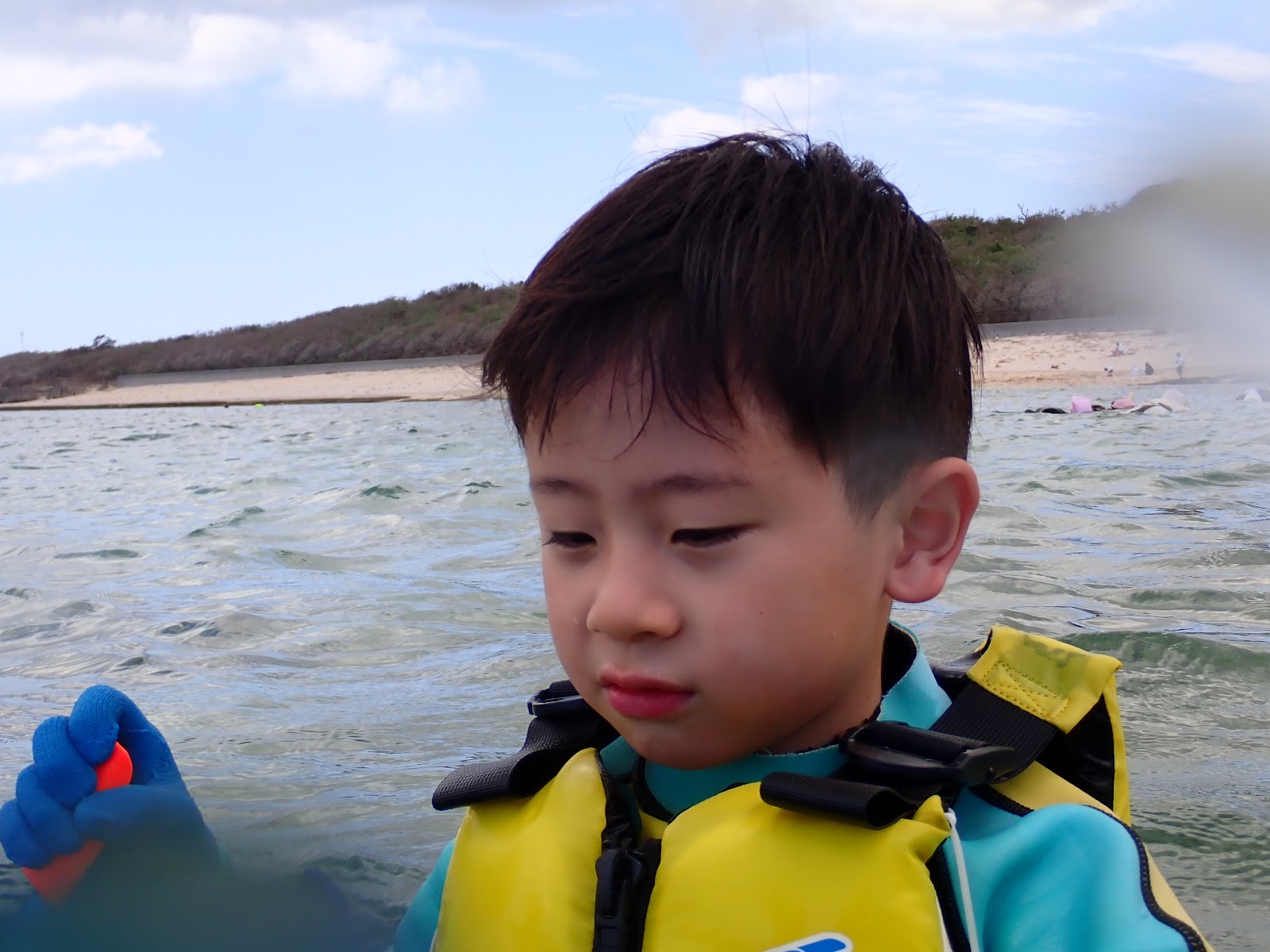 過去のツアーで撮影した水面すれすれの小さなお子様の真剣な表情