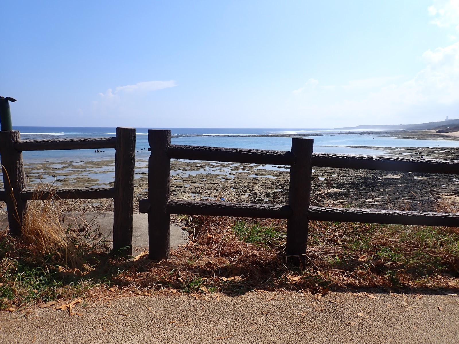過去撮影・晴れた日のリーフと海岸線が広がる引きの風景写真。
