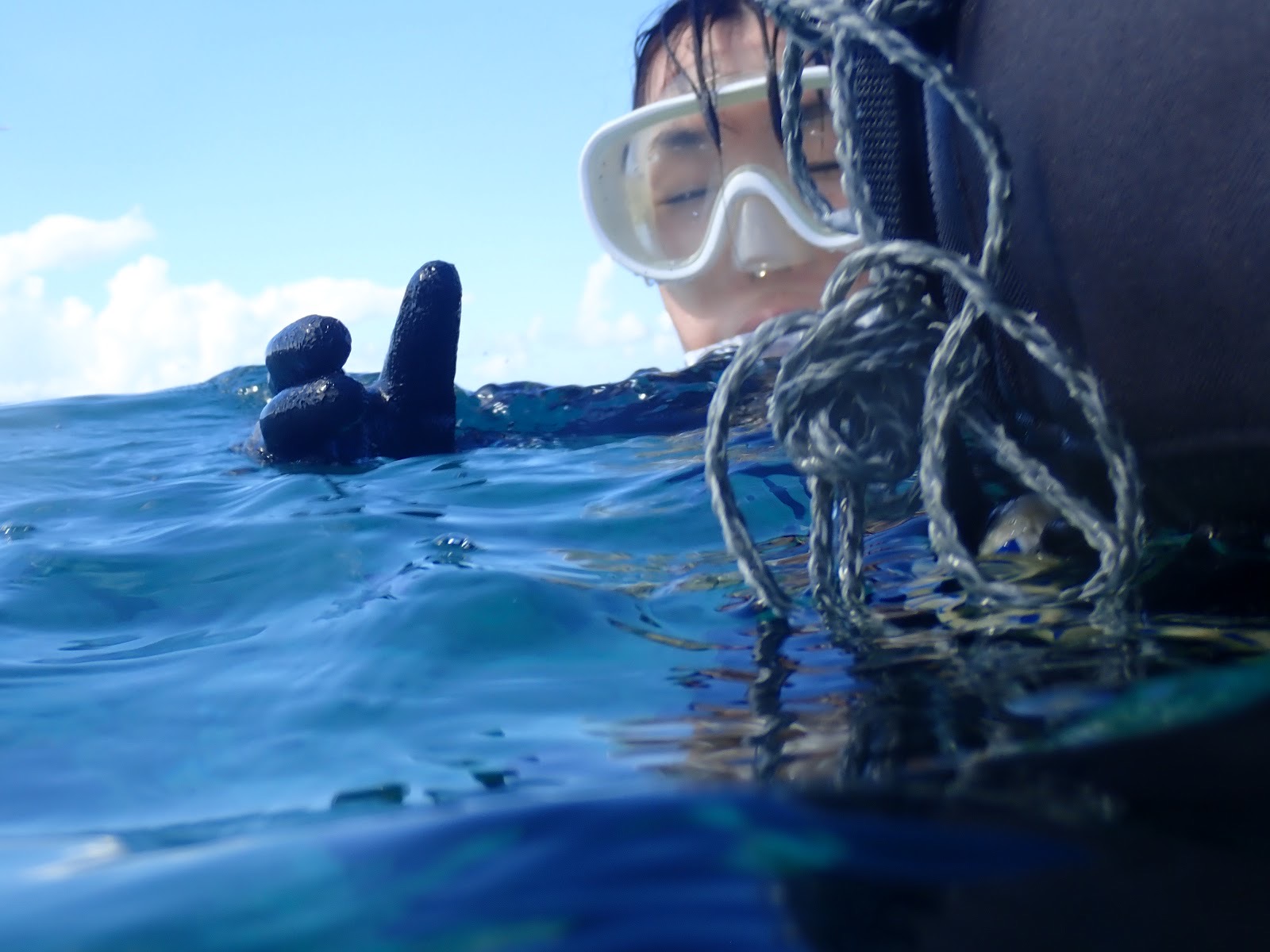 過去のツアーで撮影した水面に浮かぶガイドと参加者の様子が分かる写真