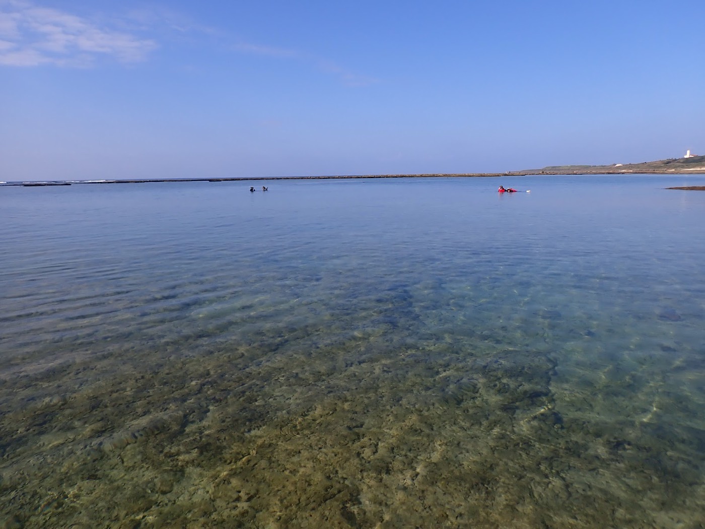 穏やかな大度海岸の広がるリーフと天然水族感あふれる水面