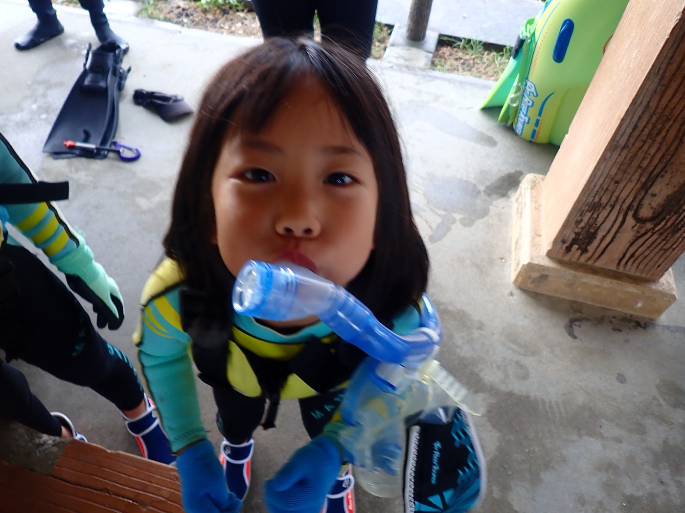 シュノーケルとマスクを身につけカメラに視線を向ける小さなお子様