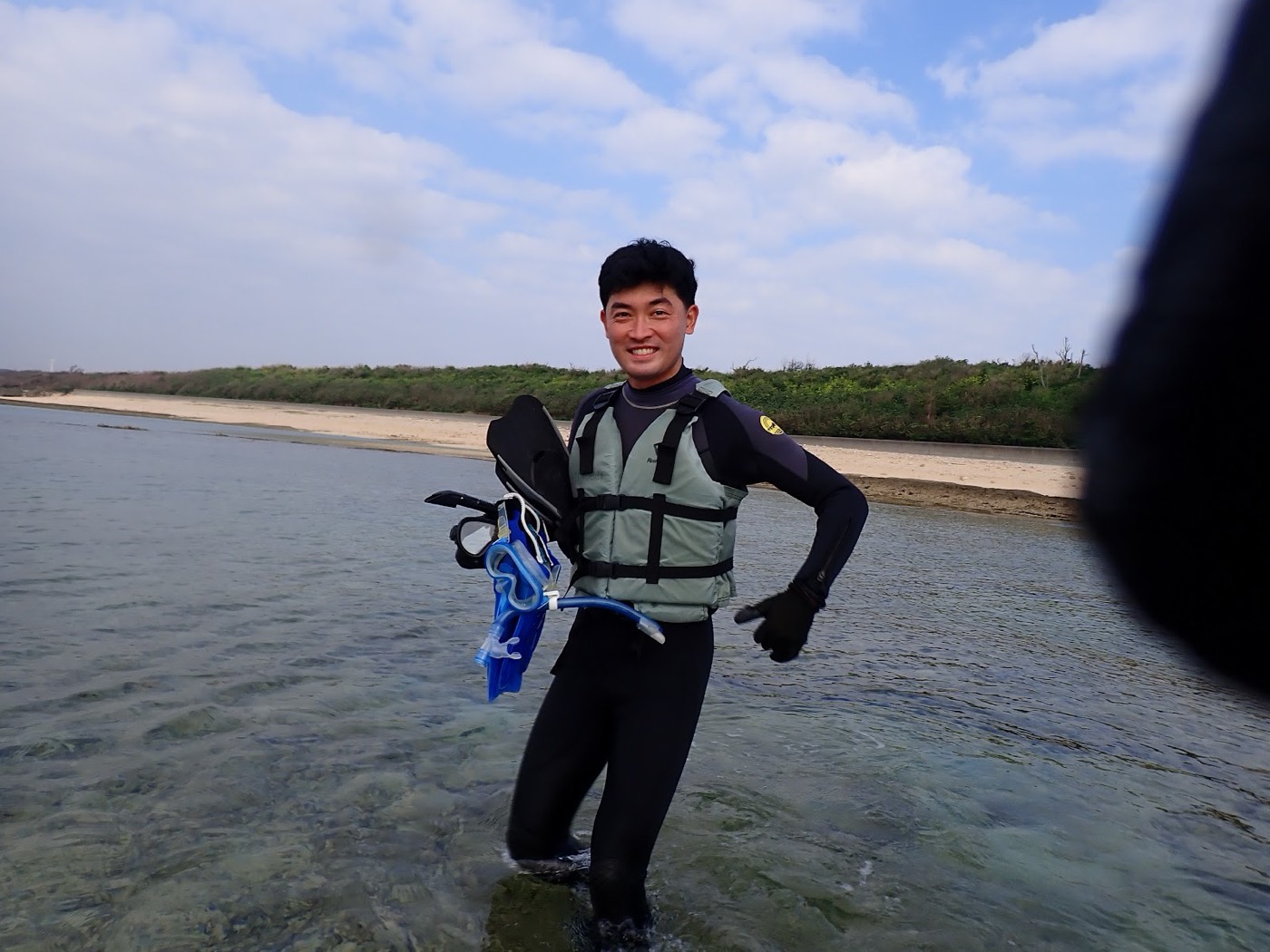 天然水族感の天然水族館での自然体験シュノーケルに向け、海岸で器材を準備する子供たち