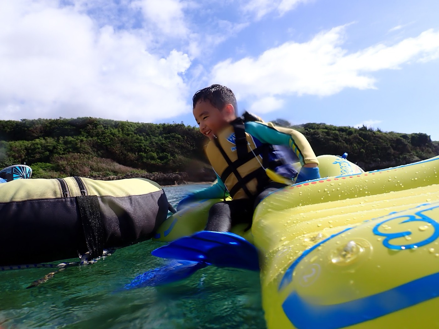 浮き輪に乗り水面で小さなお子様